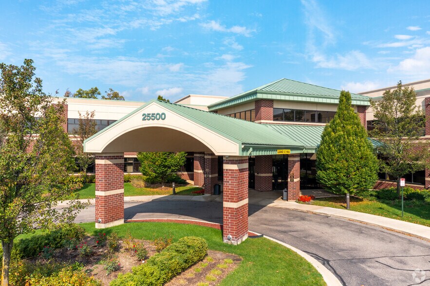 25500 Meadowbrook Rd, Novi, MI à louer - Photo du bâtiment - Image 3 de 8