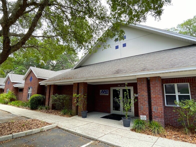 2209 NW 40th Ter, Gainesville, FL à louer - Photo du bâtiment - Image 2 de 14