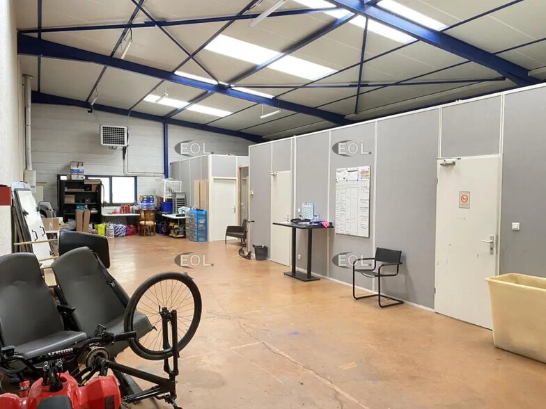 Flex in Saint-Genis-Laval for lease - Interior Photo - Image 3 of 7