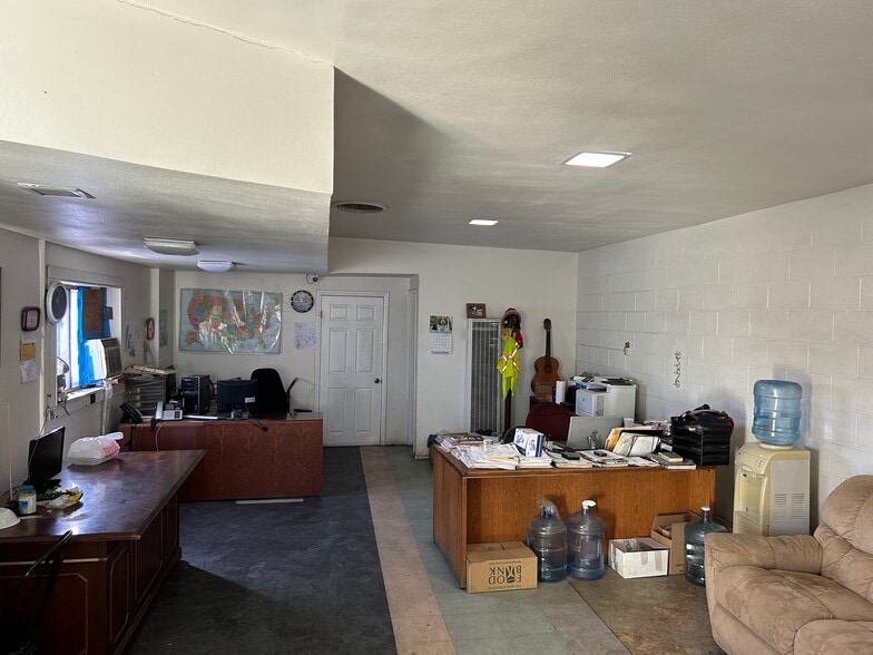 1002 E Pacific Coast Hwy, Wilmington, CA for sale - Interior Photo - Image 3 of 4