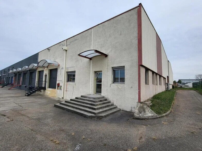 Bureau dans Corbas à louer - Photo du bâtiment - Image 3 de 7