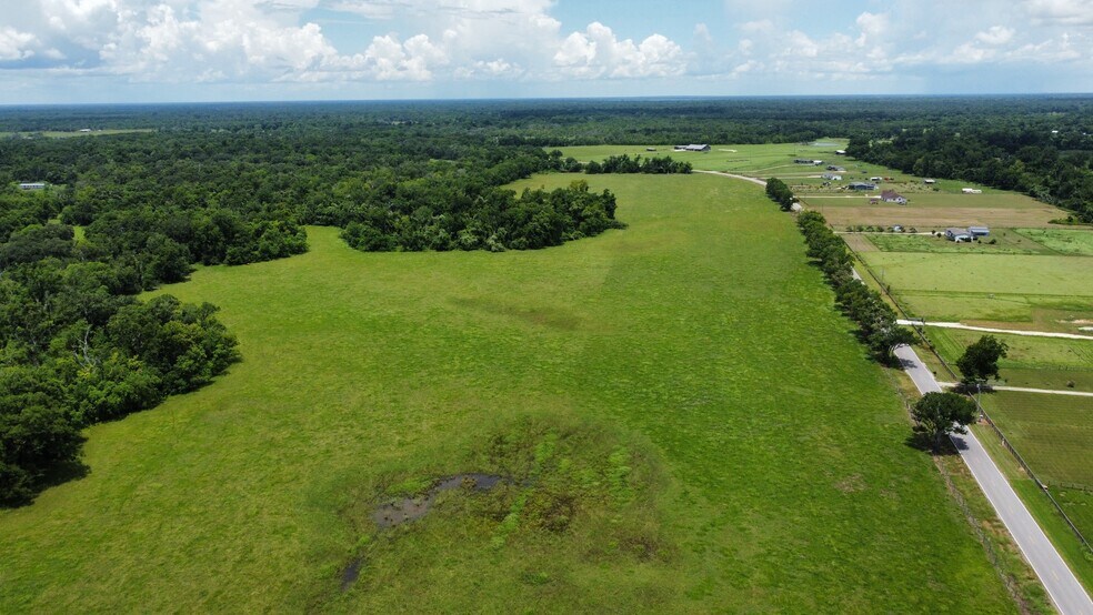 County Rd 30S, Angleton, TX à vendre - Photo du bâtiment - Image 2 de 27