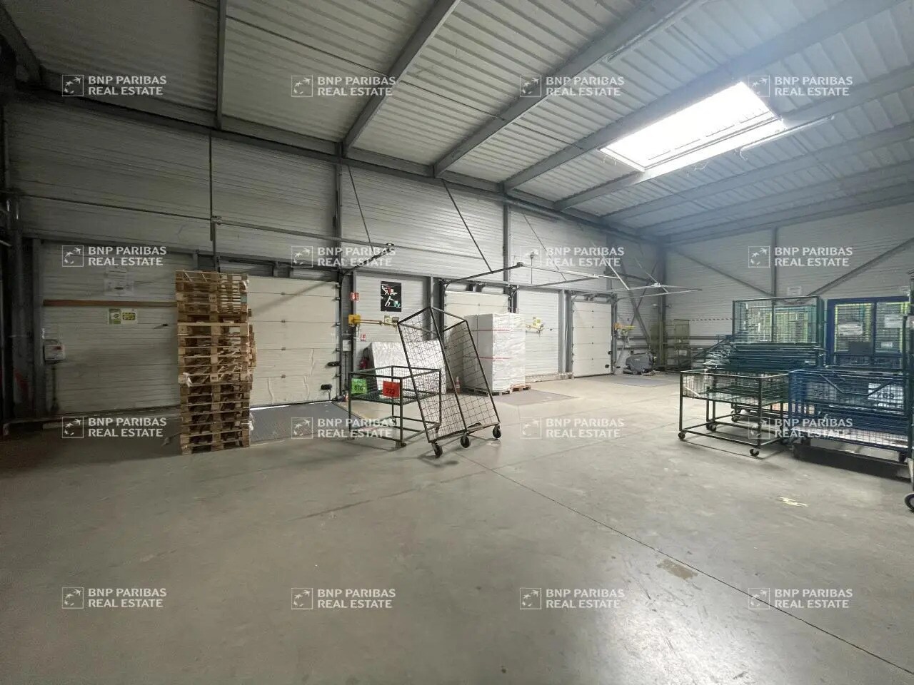 Office in Plaisir for lease Interior Photo- Image 1 of 27