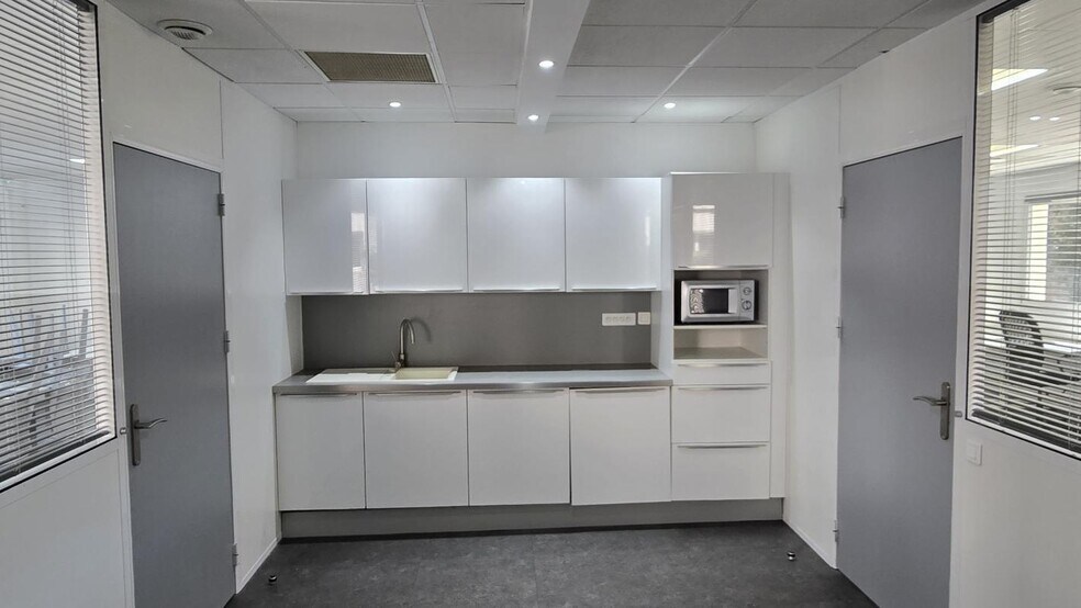 Bureau dans Gémenos à louer - Photo du bâtiment - Image 3 de 7
