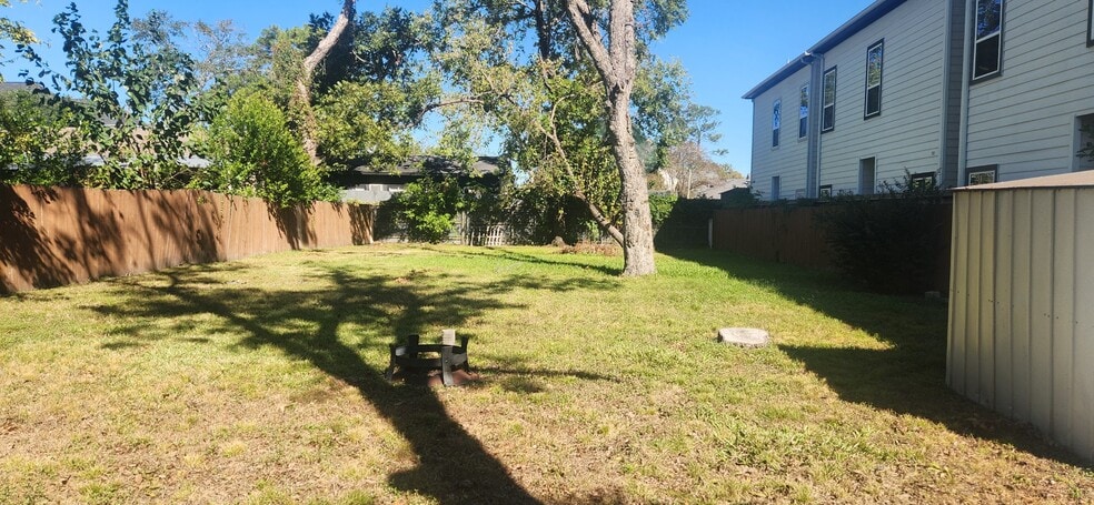 818 Thornton Rd, Houston, TX à louer - Photo du bâtiment - Image 2 de 3