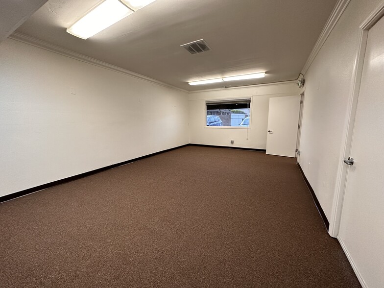 2428 Newport Blvd, Costa Mesa, CA for lease - Interior Photo - Image 2 of 11