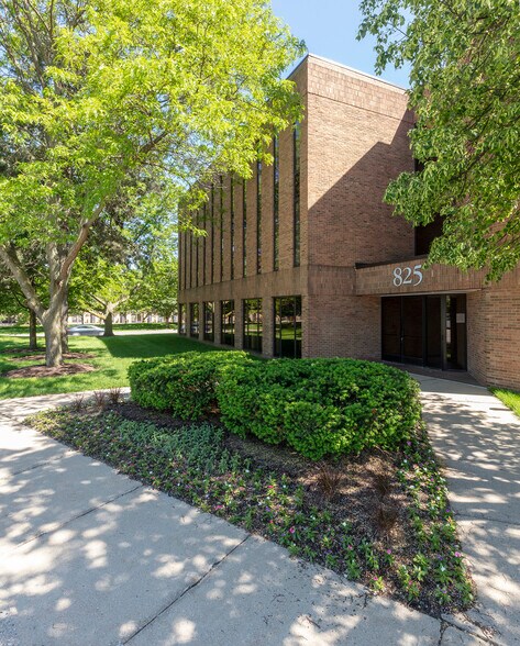 825 Victors Way, Ann Arbor, MI à louer - Photo du bâtiment - Image 2 de 3