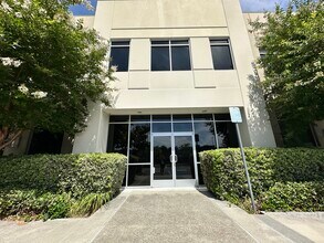 301-313 Piercy Rd, San Jose, CA à louer Photo du bâtiment- Image 2 de 8