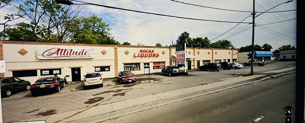 ROCKS PLAZA, portefeuille de 3 propriétés à vendre sur LoopNet.ca - Photo du bâtiment - Image 3 de 10