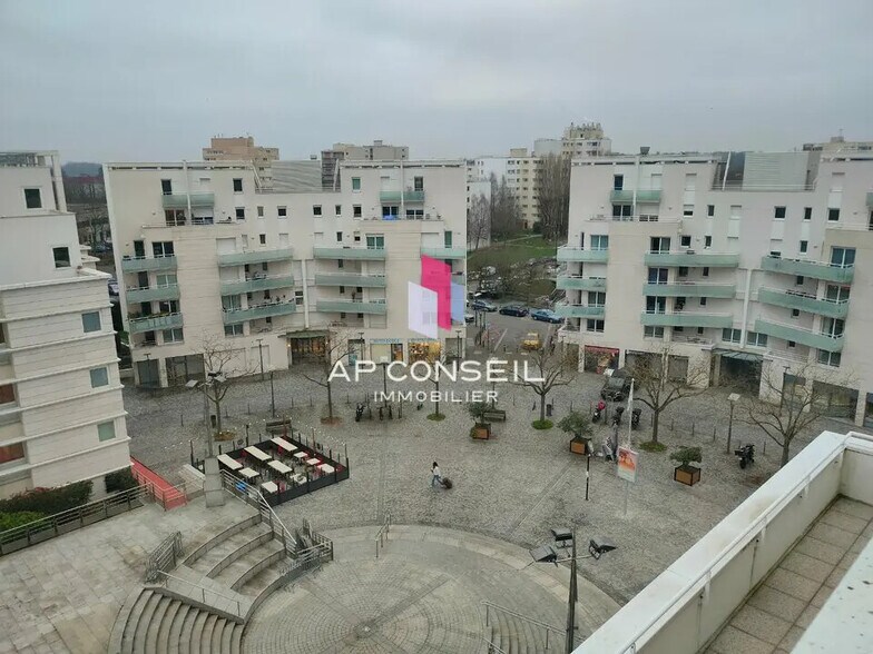 Bureau dans Montigny-le-Bretonneux à louer - Photo du bâtiment - Image 2 de 3