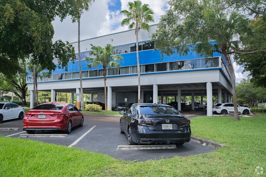 5701 NW 88th Ave, Tamarac, FL à louer - Photo du bâtiment - Image 3 de 12