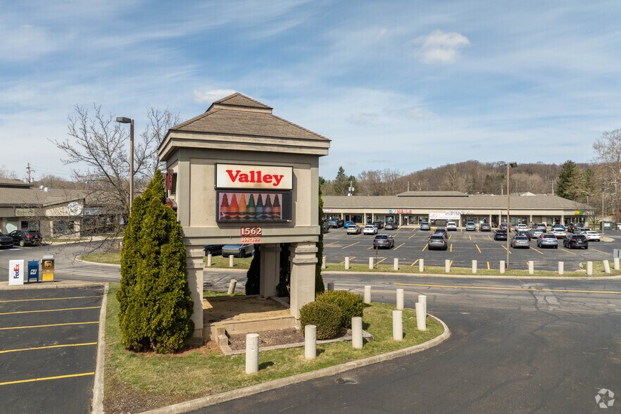 1562 Akron Peninsula Rd, Akron, OH à vendre - Photo du bâtiment - Image 1 de 20