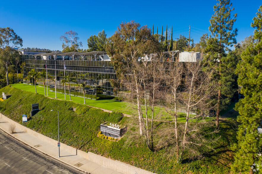 5959 Topanga Canyon Blvd, Woodland Hills, CA à louer - Photo du bâtiment - Image 2 de 5