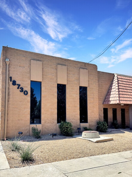 18720 Oxnard St, Tarzana, CA for lease - Building Photo - Image 2 of 7