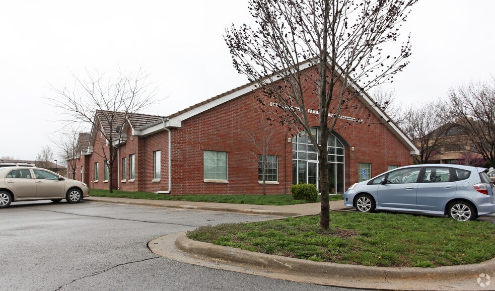 6740 W 121st St, Overland Park, KS for lease - Building Photo - Image 2 of 8