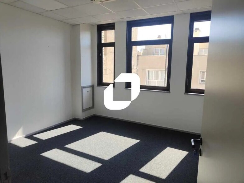 Office in Nanterre for sale - Interior Photo - Image 1 of 4
