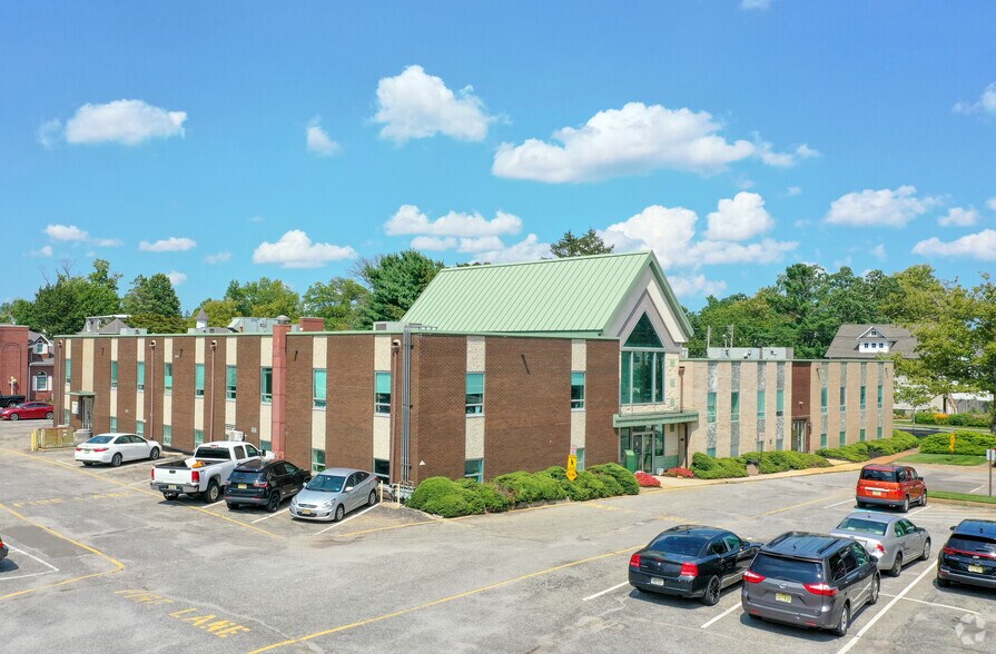 Portefeuille de 2 propriétés à vendre sur LoopNet.ca - Photo principale - Image 1 de 1