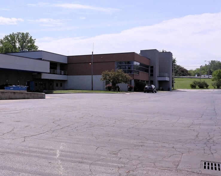 7085 Mentor Ave, Willoughby, OH for lease - Building Photo - Image 3 of 16
