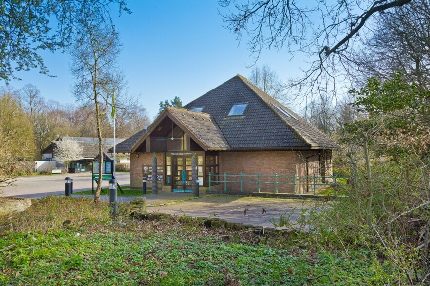 Nursery Rd, Loughton à louer - Photo du bâtiment - Image 3 de 7