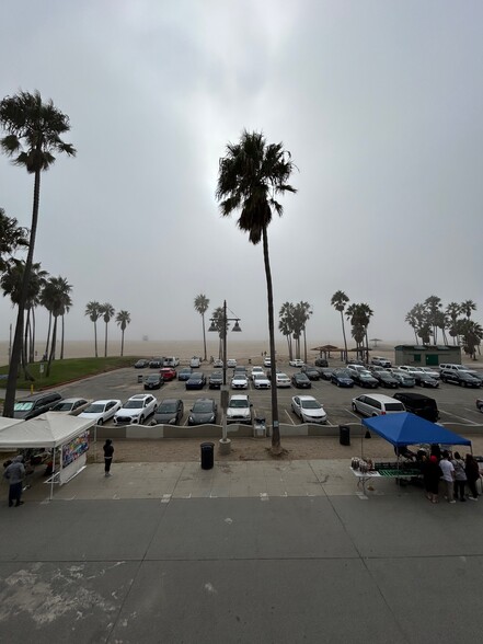 319 Ocean Front Walk, Venice, CA à louer - Photo du bâtiment - Image 3 de 7