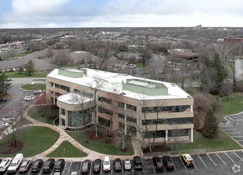 8275 Allison Pointe Trl, Indianapolis, IN à louer - Photo du bâtiment - Image 2 de 22