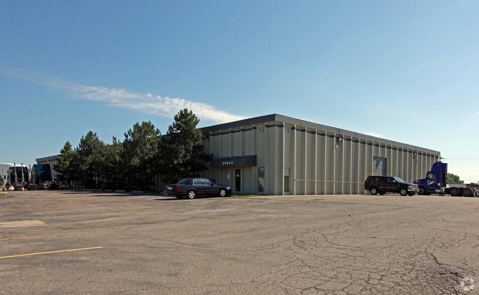 29031-29045 Airport Dr, Romulus, MI for lease - Building Photo - Image 1 of 76