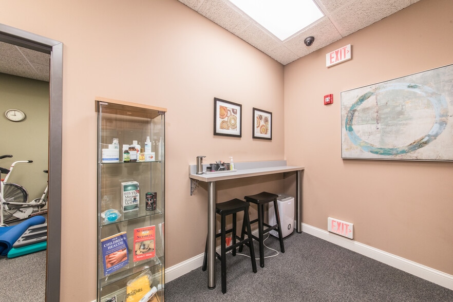 828-828 Busse Hwy, Park Ridge, IL for sale - Building Photo - Image 3 of 24