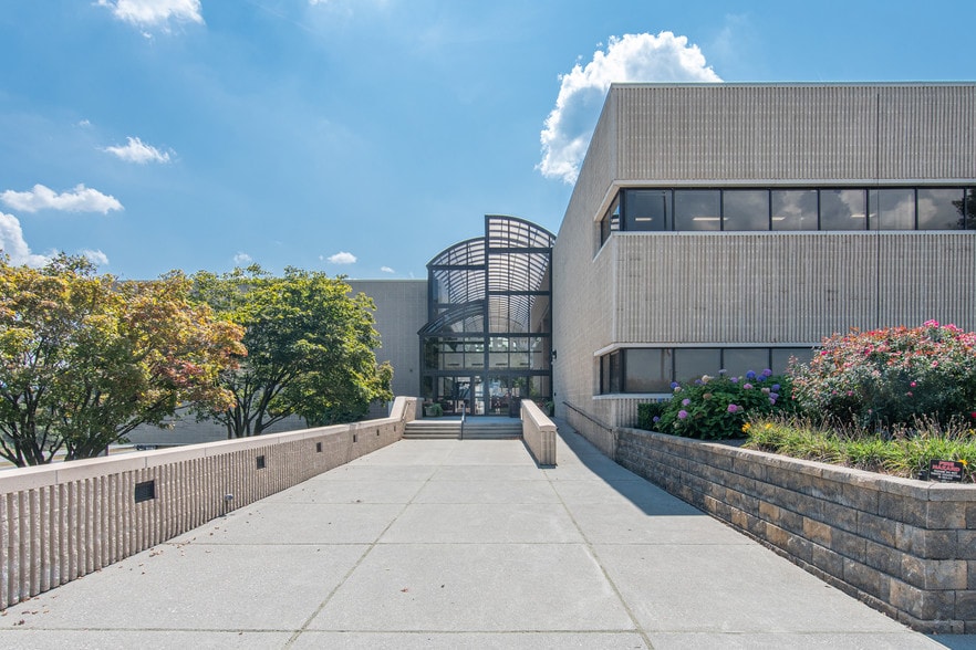 1325 Electric Rd, Roanoke, VA à louer - Photo du bâtiment - Image 2 de 5