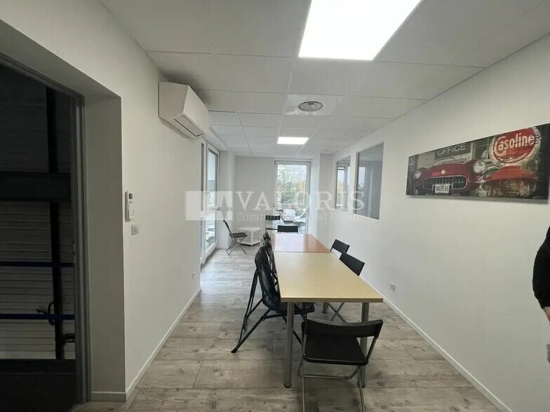 Office in Bron for lease - Interior Photo - Image 2 of 11