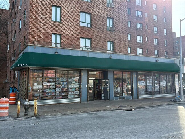 Plus de détails pour 2216-2260 E Tremont Ave, Bronx, NY - Commerce de détail à louer