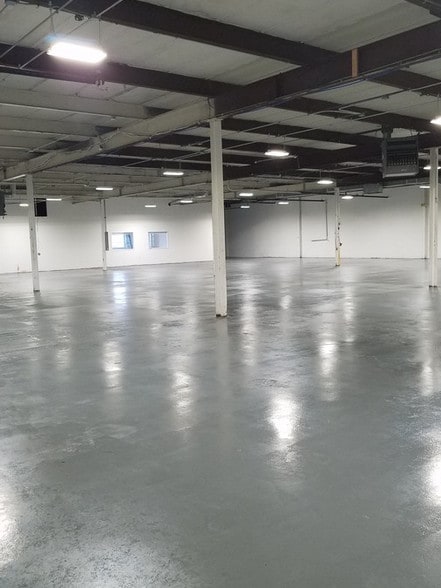 145 Milbar Blvd, Farmingdale, NY à louer - Photo du bâtiment - Image 3 de 7