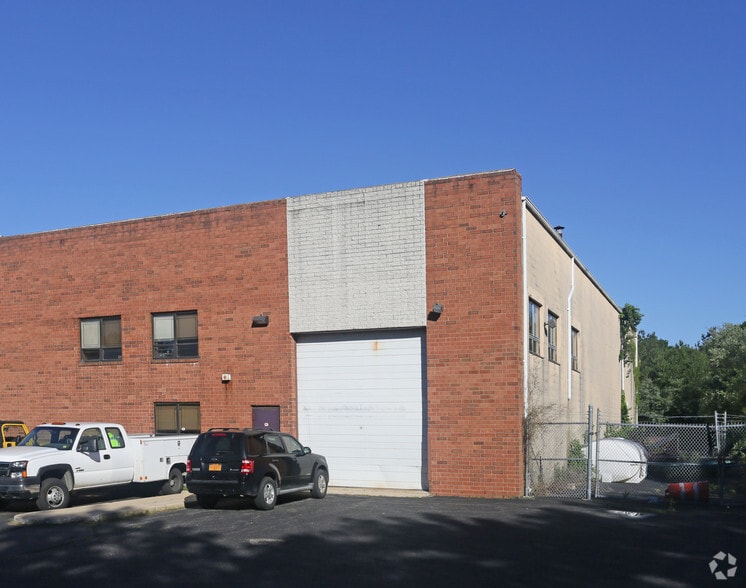 124 Sills Rd, Yaphank, NY for sale - Building Photo - Image 2 of 4