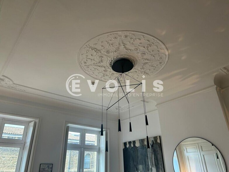 Office in Bordeaux for lease - Building Photo - Image 1 of 8