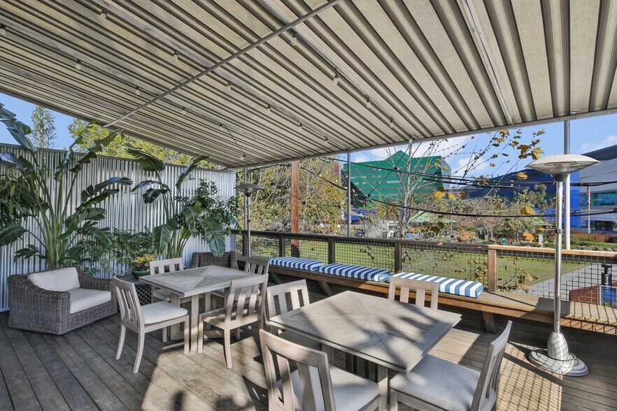 650 N Robertson Blvd, West Hollywood, CA à vendre - Photo du bâtiment - Image 3 de 10