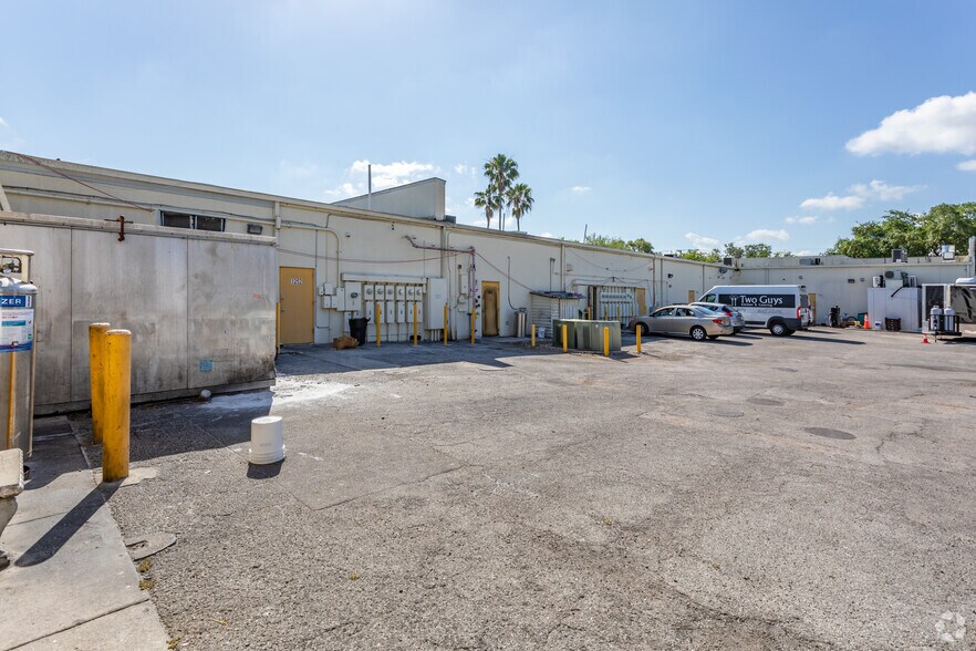 1236-1250 Airport Pulling Rd N, Naples, FL à louer - Photo du bâtiment - Image 3 de 4