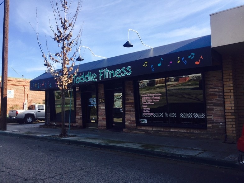 309 W Oak Ave, Visalia, CA for sale - Building Photo - Image 2 of 3