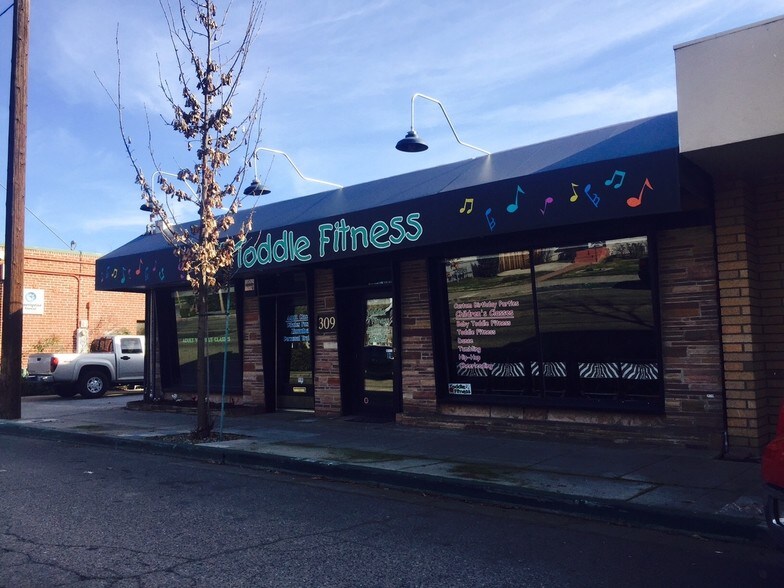 309 W Oak Ave, Visalia, CA à vendre - Photo du bâtiment - Image 2 de 3