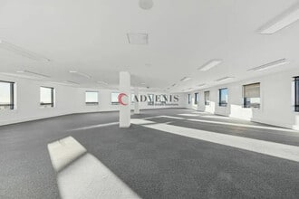 Office in Noisy-le-Grand for lease Building Photo- Image 1 of 4