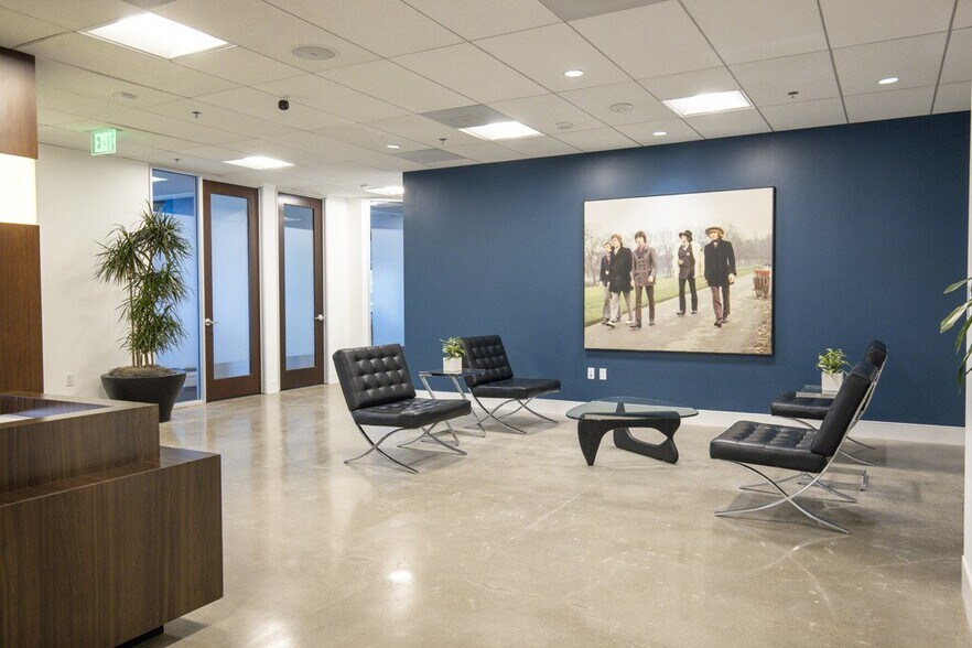 4225 Executive Sq, La Jolla, CA à louer - Photo du bâtiment - Image 2 de 7