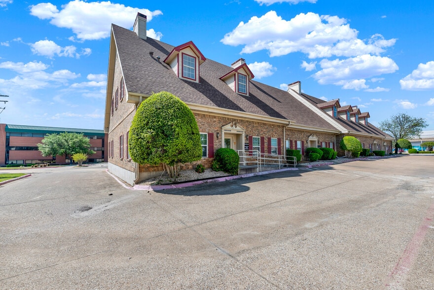 326 S Edmonds Ln, Lewisville, TX à louer - Photo du bâtiment - Image 2 de 29