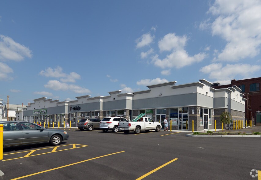 361 Dexter St, Central Falls, RI à louer - Photo du bâtiment - Image 3 de 8