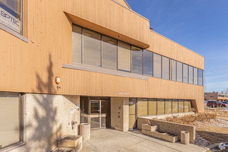 4220 98th St NW, Edmonton, AB à louer - Photo du bâtiment - Image 2 de 5