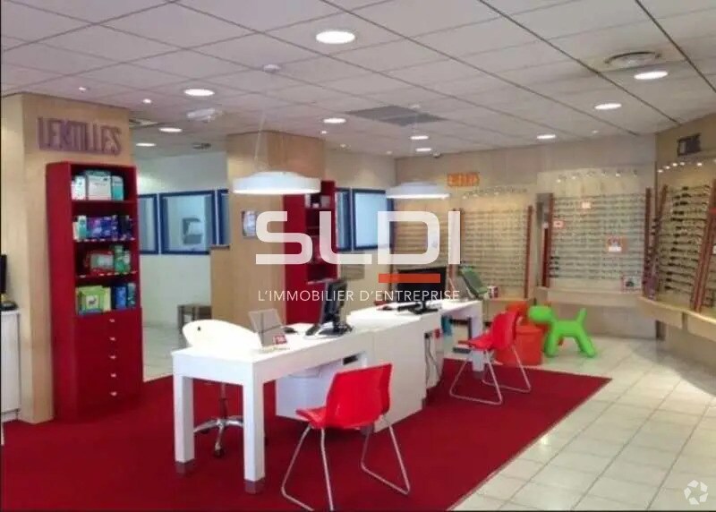 Retail in Lyon for lease - Interior Photo - Image 2 of 4