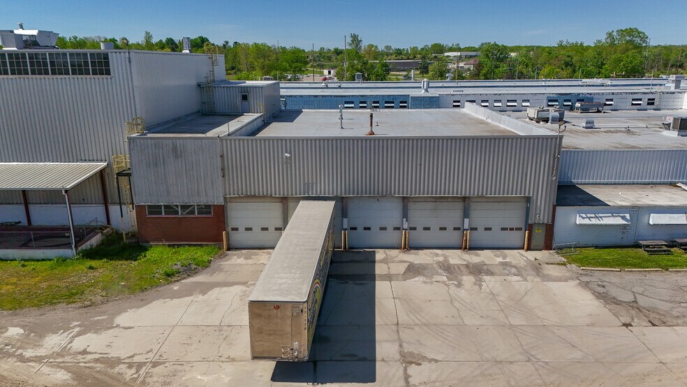 951 Aiken St, Owosso, MI à louer - Photo du bâtiment - Image 3 de 6