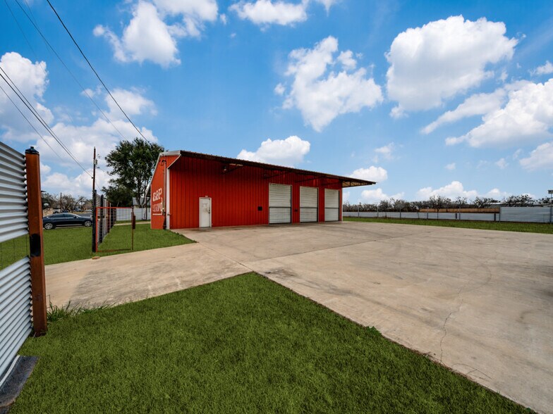 601 S Storts St, Poth, TX à vendre - Photo du bâtiment - Image 2 de 20