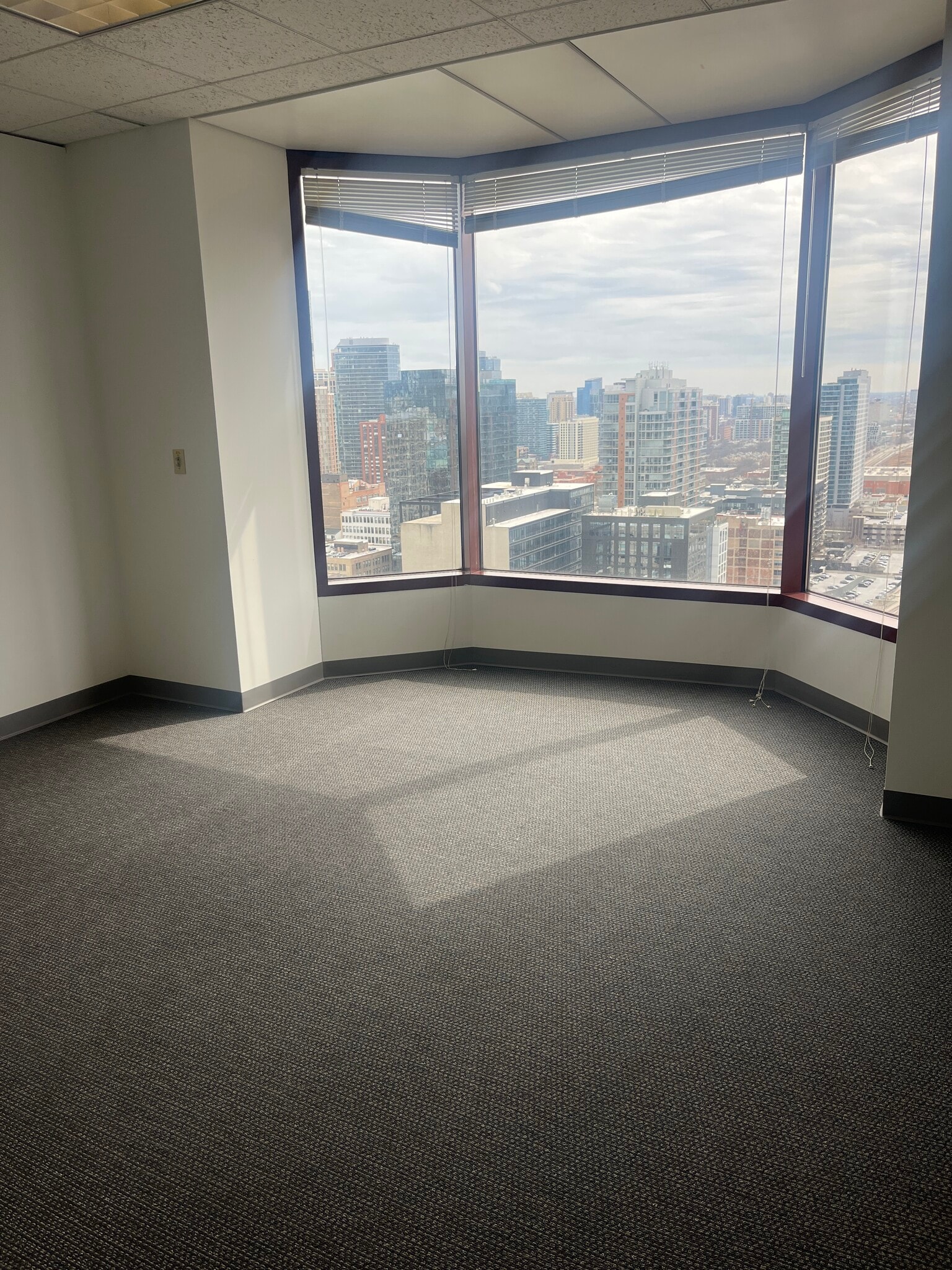 425 S Financial Pl, Chicago, IL for lease Building Photo- Image 1 of 4