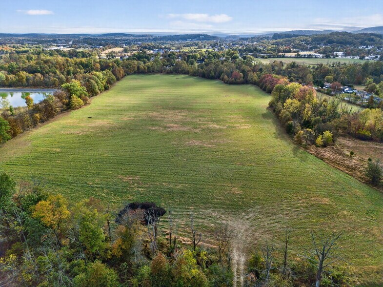 160 Spring Garden Dr, Bechtelsville, PA à vendre - Photo du bâtiment - Image 2 de 3