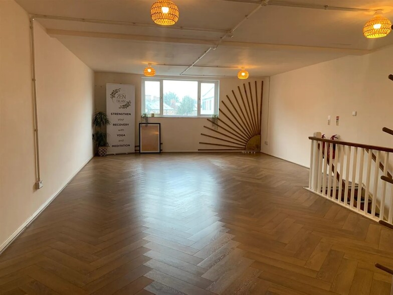 14 Bridge Pl, Worksop for lease - Interior Photo - Image 2 of 6