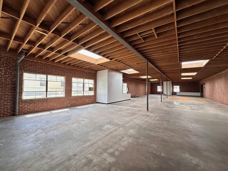 1327 S Olive St, Los Angeles, CA à louer - Photo du bâtiment - Image 3 de 24