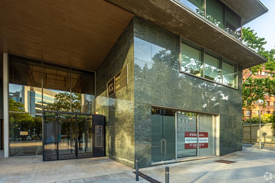Retail in Barcelona, Barcelona for lease - Building Photo - Image 2 of 2